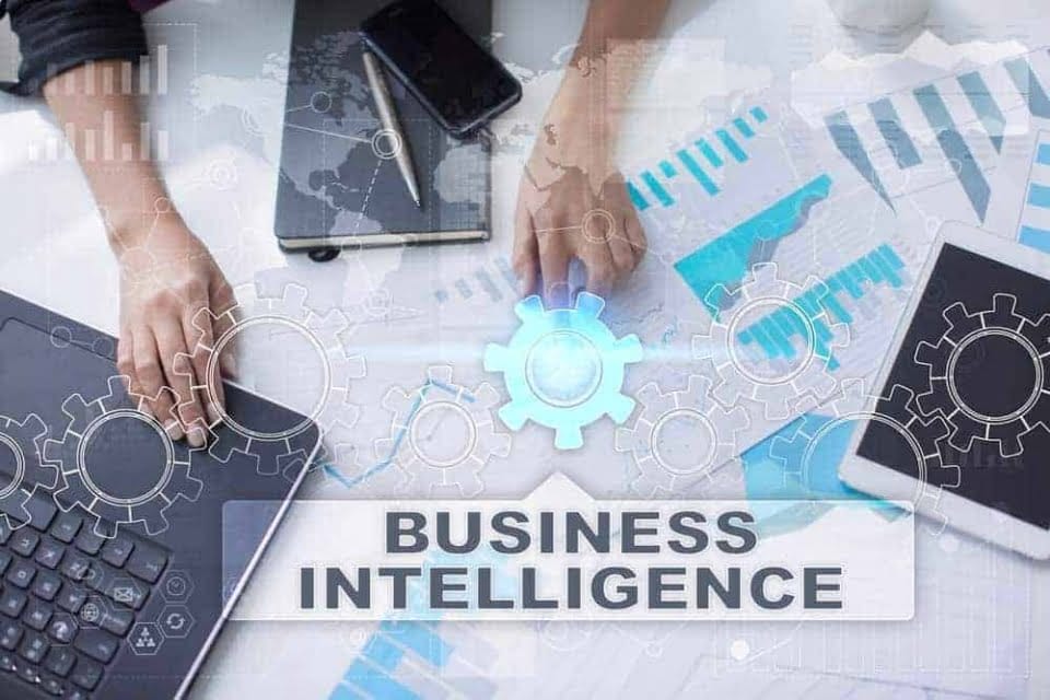 Inteligencia empresarial - Mujer trabajando [shutterstock:530217274, Wright Studio]